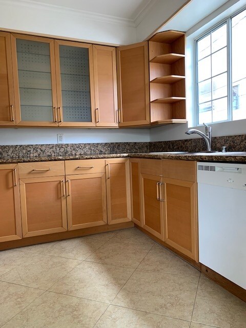 Building Photo - 335 N Oakhurst Dr