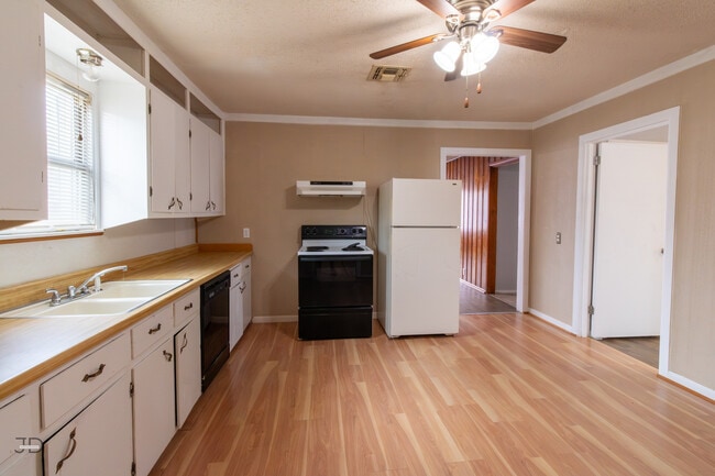 Building Photo - 709 E 1st St