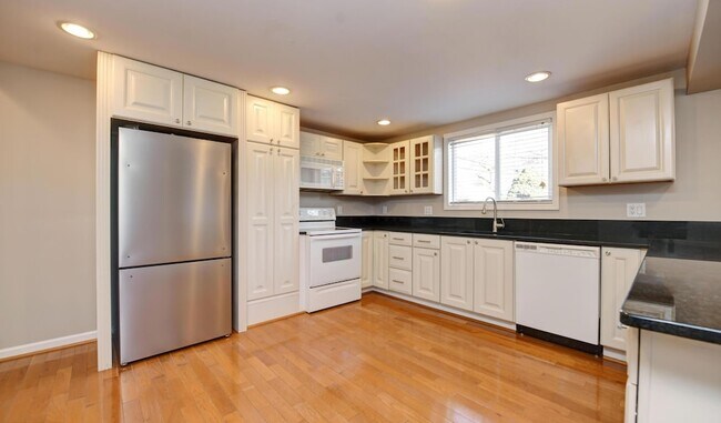 Building Photo - 746 Beech St