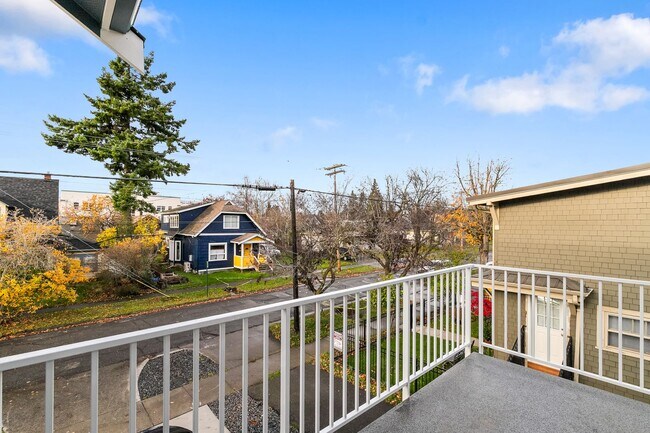 Building Photo - Halleck Townhomes Triplex