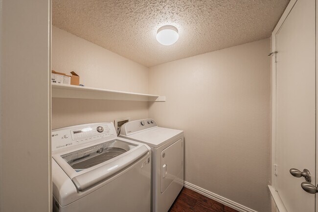 Building Photo - 6402 Valleybrooke Ct