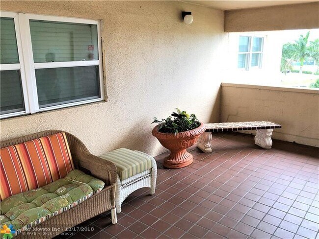 Building Photo - 2515 NE 1st Ct