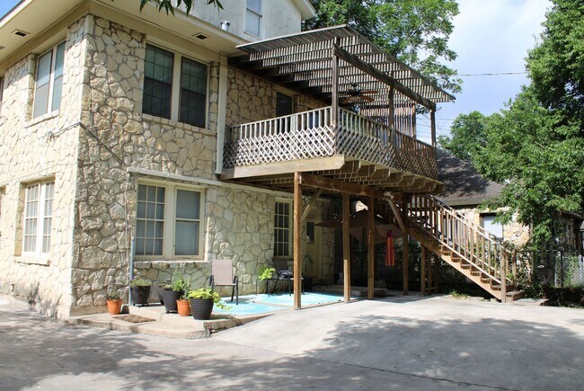 Building Photo - 2 BEDROOM - MONTE VISTA