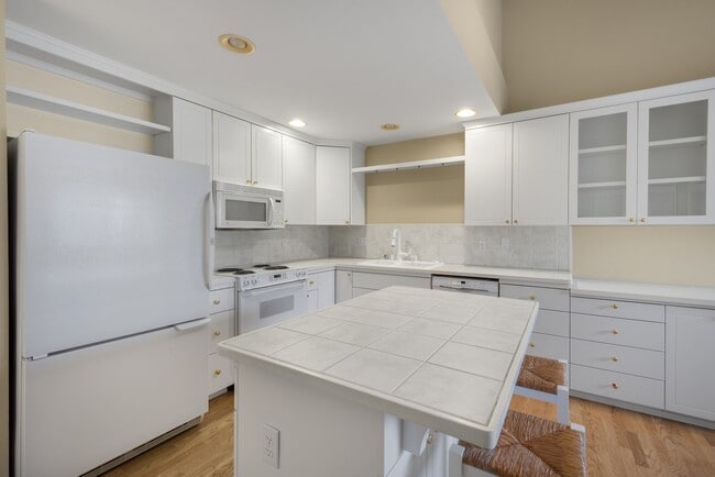 Building Photo - 2bd/1.75ba Bellevue Condo