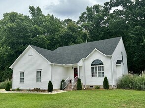 Building Photo - Beautiful 3 bed, 2.5 bath home with a spac...
