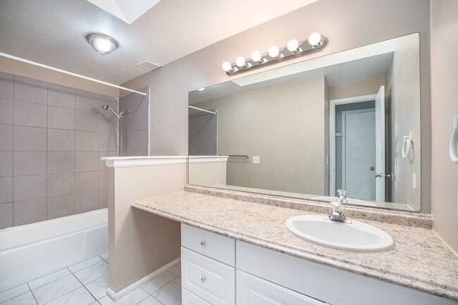 Building Photo - Newly Updates 4-Bedroom, 4-Bathroom Townhouse Available Immediately