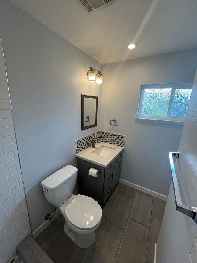 Building Photo - CHARMING 3BD/2BA SINGLE FAMILY HOME IN CLA...