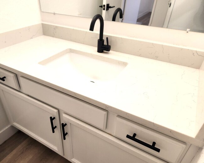 Building Photo - SPECTACULAR 1 BEDROOM 1 BATHROOM LOWER LEV...