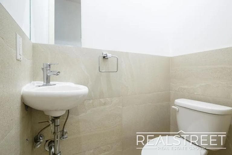 Building Photo - 3 BED 1.5 Bath in Bed Stuy