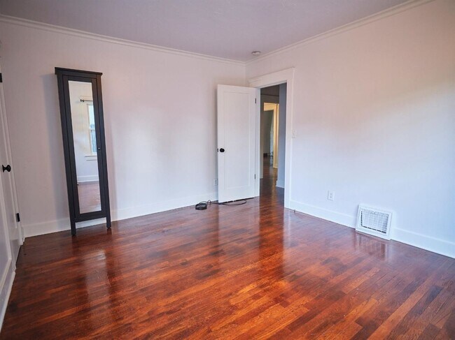 Building Photo - Charming 3 Bedroom in Historical Tower District