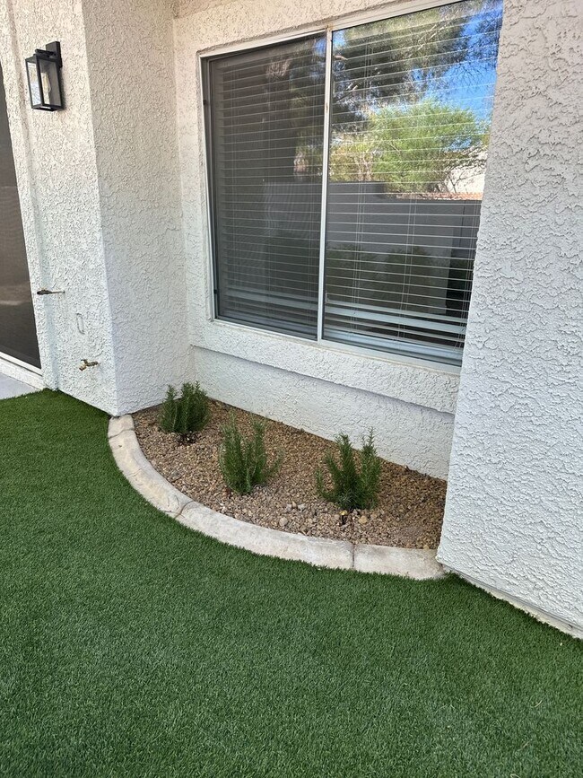 Building Photo - STUNNING DESERT SHORES MINUTES FROM THE LAKES!!!