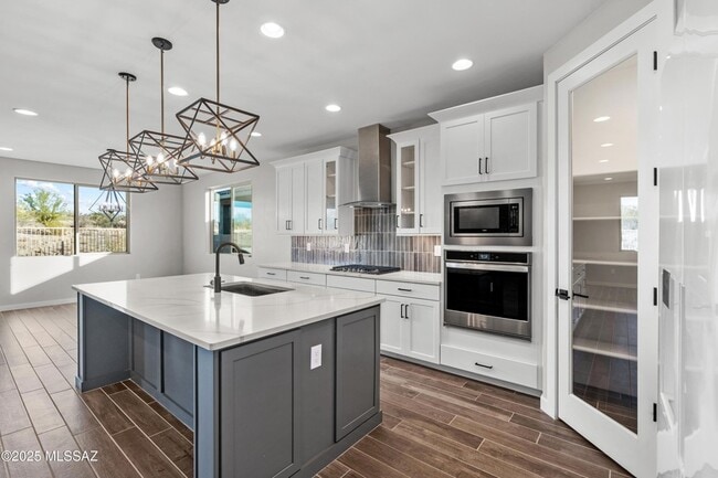 Building Photo - 1009 E Silver Ray Dr