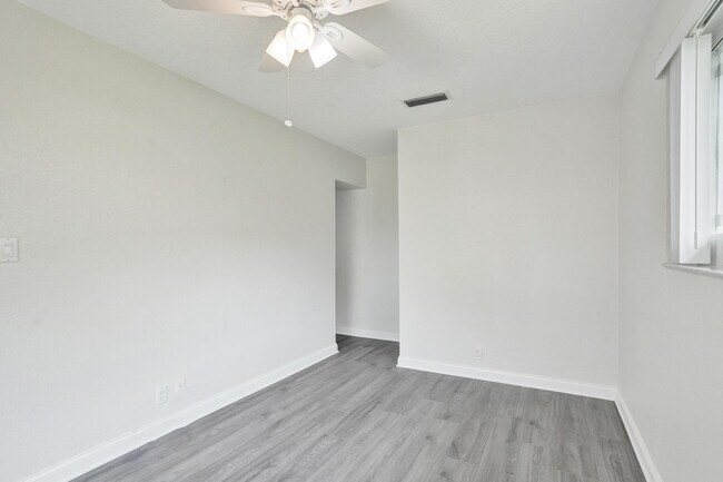 Building Photo - 4755 NE 23rd Ave