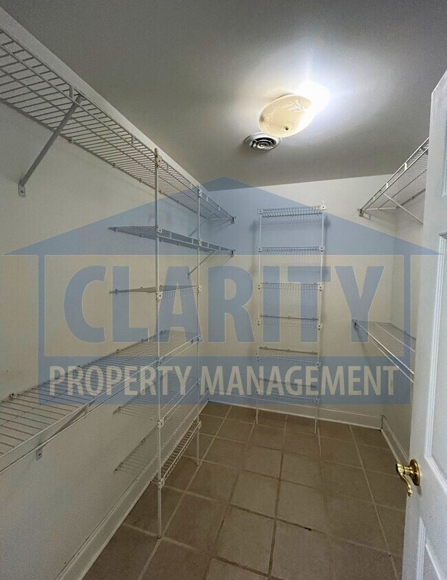 Building Photo - Beautiful three bedroom home in North Clev...
