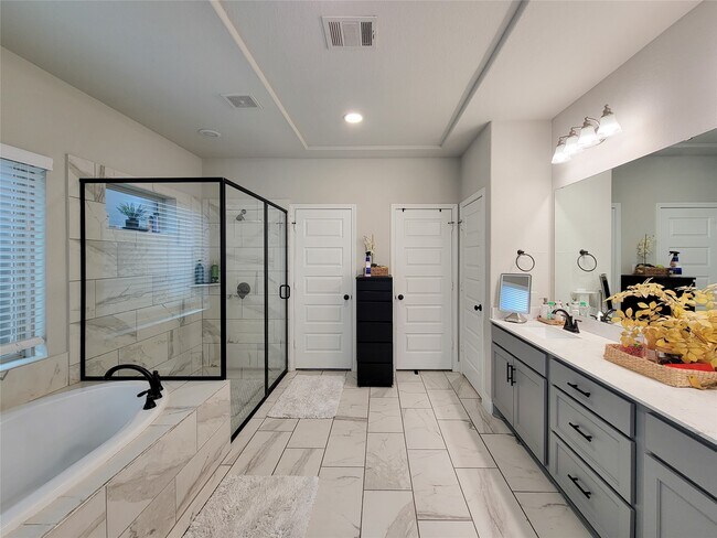 Building Photo - 16030 Muster Oak Dr