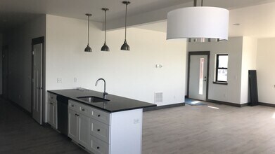 Building Photo - Newer Condo