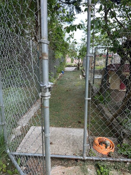 Dog kennel - 16817 188th Ave SE