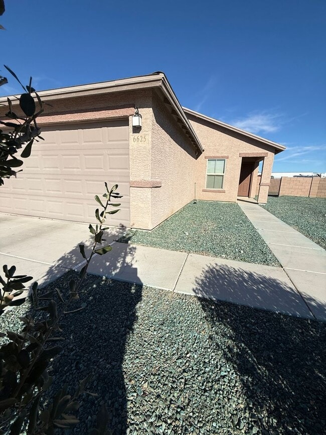 Building Photo - 3 Bed | 2 Bath | 1,456 Sq Ft | 2-Car Garage