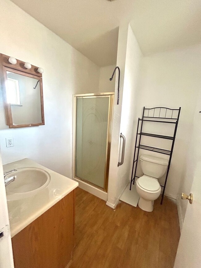 Building Photo - 3 Bedroom 2 Bathroom Home with 1 Bedroom 1...