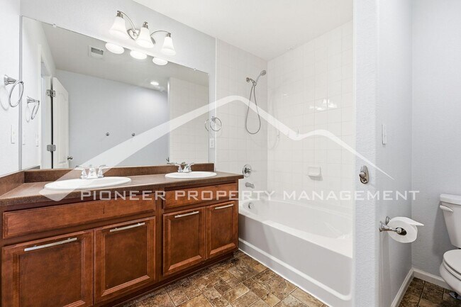 Building Photo - Gorgeous Home with Central AC and Washer/D...