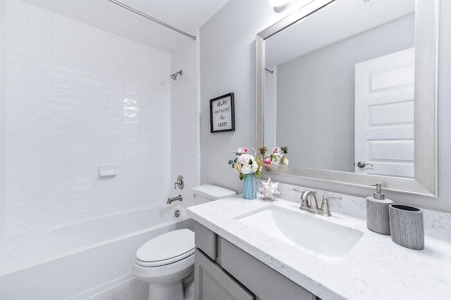 Building Photo - 2022 Groveland Glen Dr