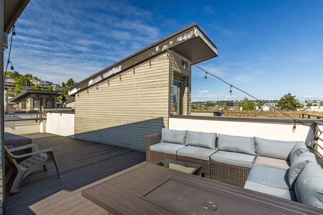 Building Photo - 722 3rd Ave N