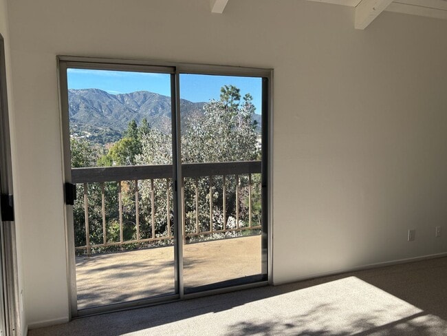 Building Photo - Gorgeous condo with Amazing Views!