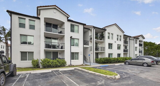 Building Photo - 1002 Villa Cir