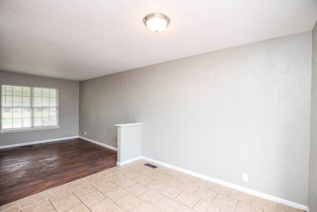 Building Photo - SPLIT LEVEL HOME FOR RENT!
