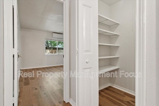 Building Photo - 511 Cumberland Dr