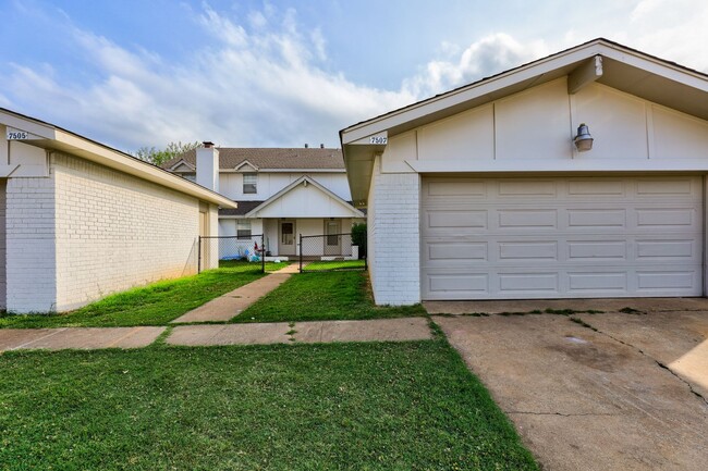 Building Photo - 4 Bedroom,2.5 Bath and 2 Car Garage Duplex with Fireplace and Prime Location Near Lake Hefner