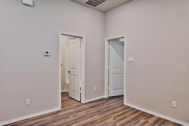 Building Photo - 11552 Persimmon St