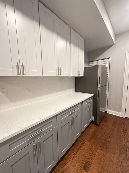 Building Photo - 1157 W Lunt Ave