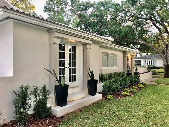 Building Photo - 1801 Beach Dr NE