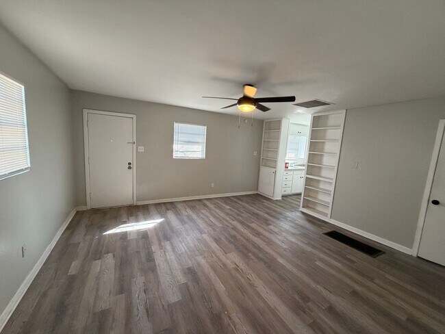 Building Photo - Large 3/2/2