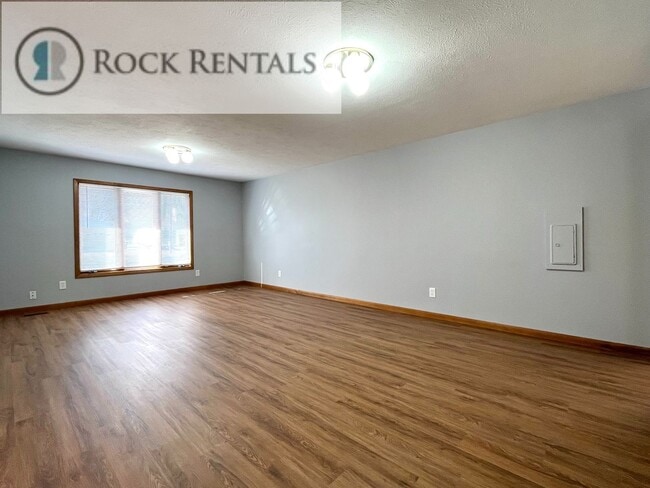 Building Photo - Beautifully Updated 4 Bed 2 Bath in South Hutchinson