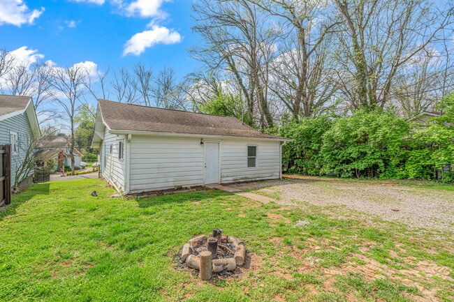 Building Photo - 2325 Cedar Ln