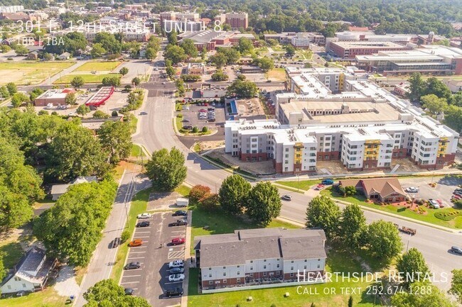 Building Photo - 301 E 12th St