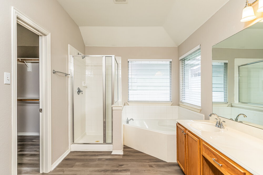 Building Photo - 419 Creekview Dr