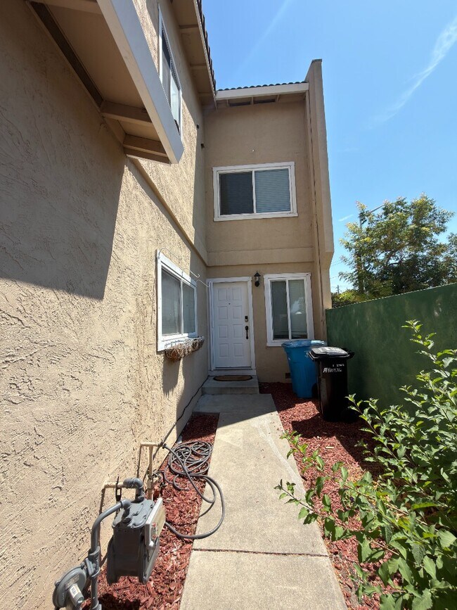 Building Photo - Prime Santa Clara Location | Bright 3BR/2.5BA End-Unit | 2 Primary Suites | Central Heat & AC