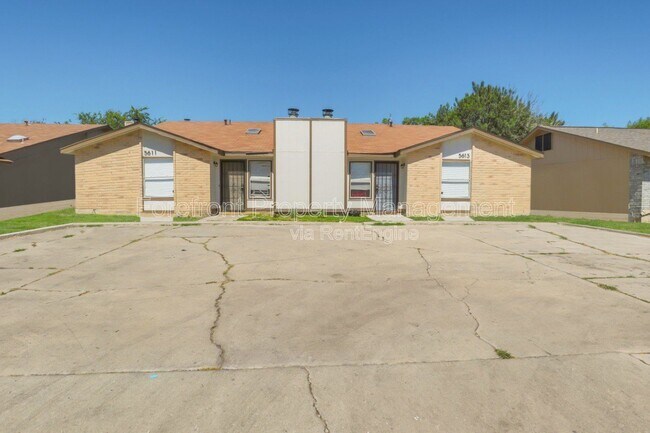 Building Photo - 5613 Lochmoor