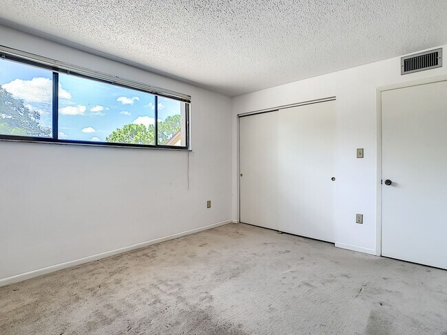 Building Photo - RARE 3 BEDROOM/ 2 BATH IN THE HIGHLY DESIR...
