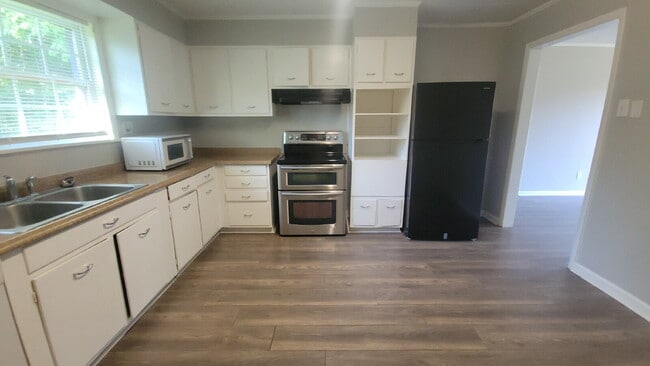 Building Photo - " 2-Bedroom Retreat in Huntsville – Cozy 803 Sq Ft Haven on Foster Ave!"