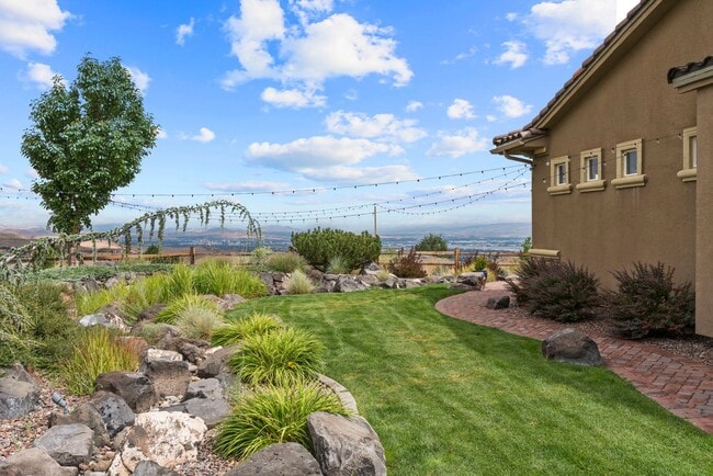 Building Photo - Beautiful Home in ArrowCreek!