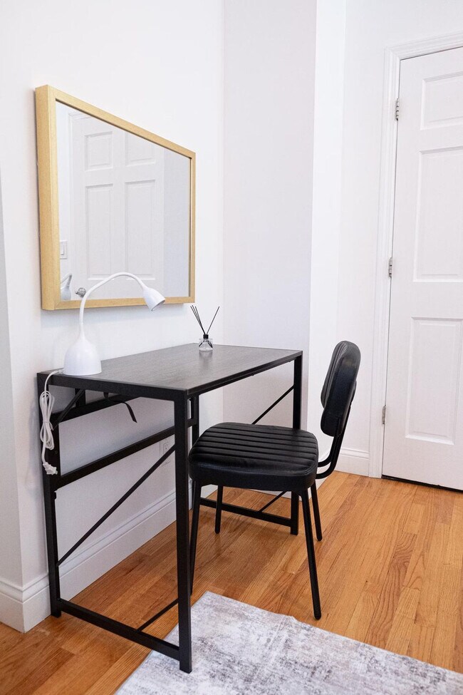 Building Photo - 302 E 104th St