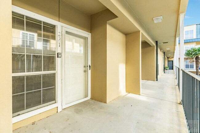 Building Photo - 921 Marine Dr