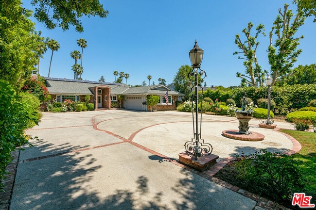 Building Photo - 8760 White Oak Ave