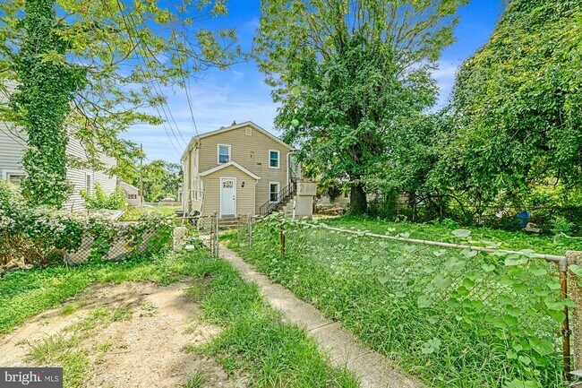 Building Photo - 240 Riverview Ave