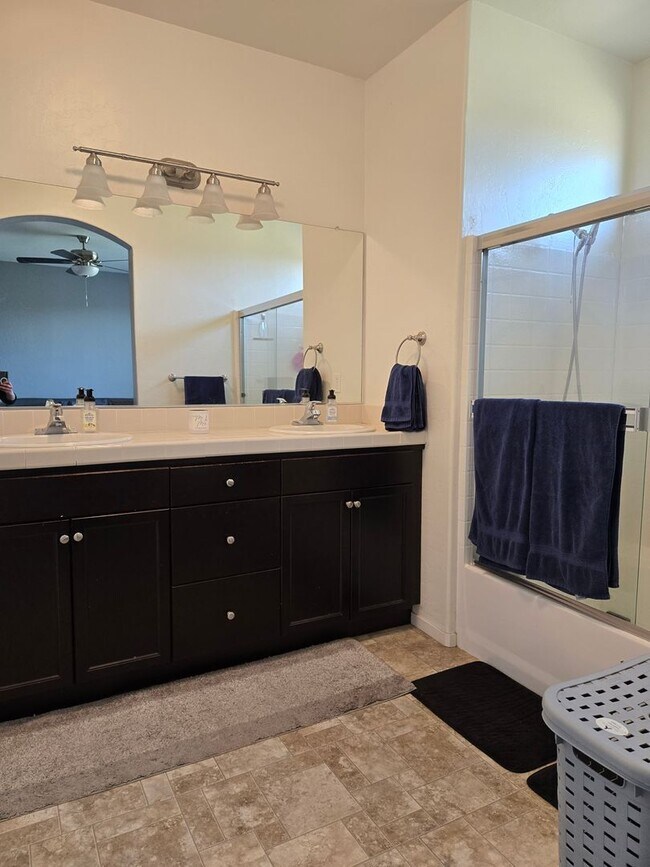 Building Photo - 4 BR 2 BA Availble Nov 18th