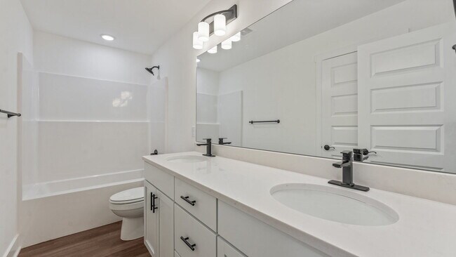 Building Photo - "Charming Farmington Retreat: Spacious 3-B...
